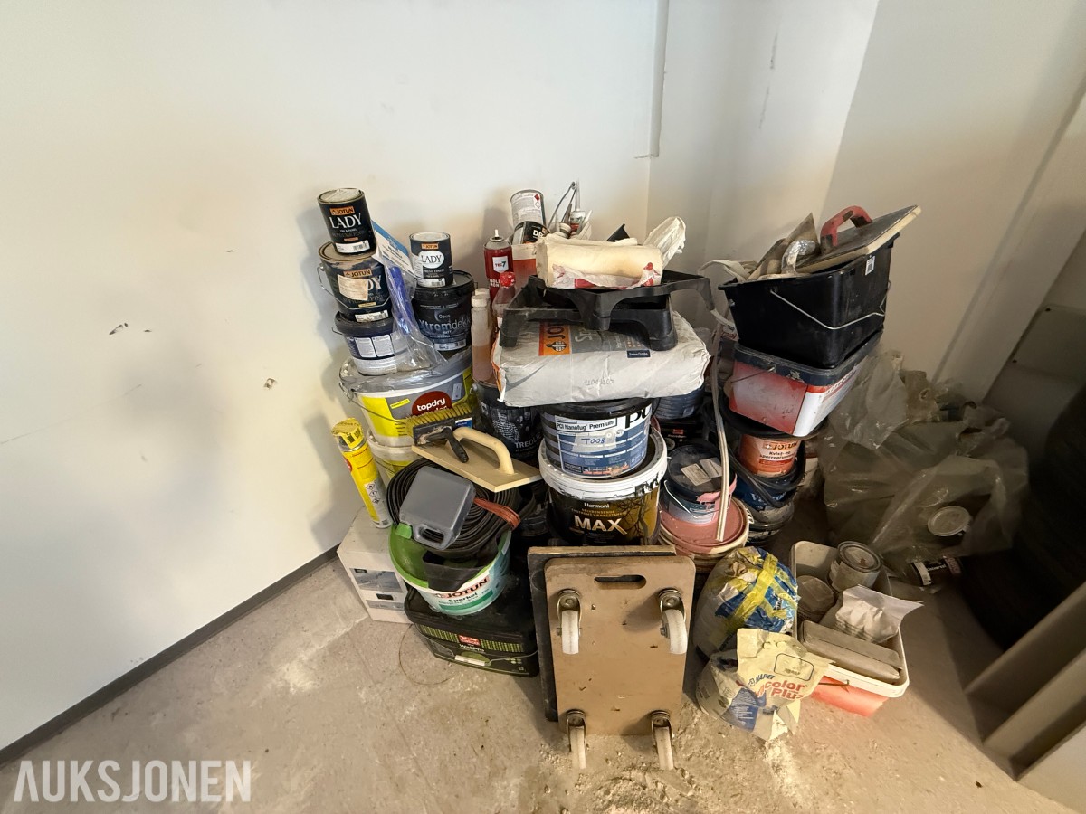 Parti med maling, byggkjemi og diverse utstyr