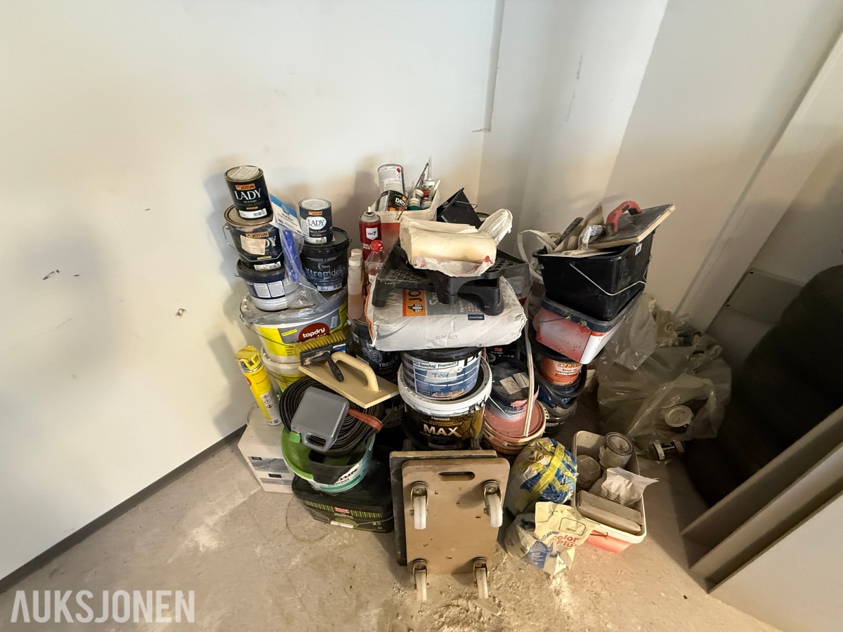 Parti med maling, byggkjemi og diverse utstyr