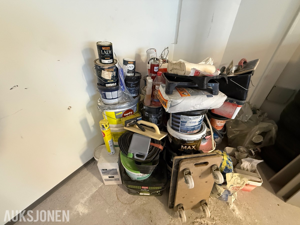 Parti med maling, byggkjemi og diverse utstyr