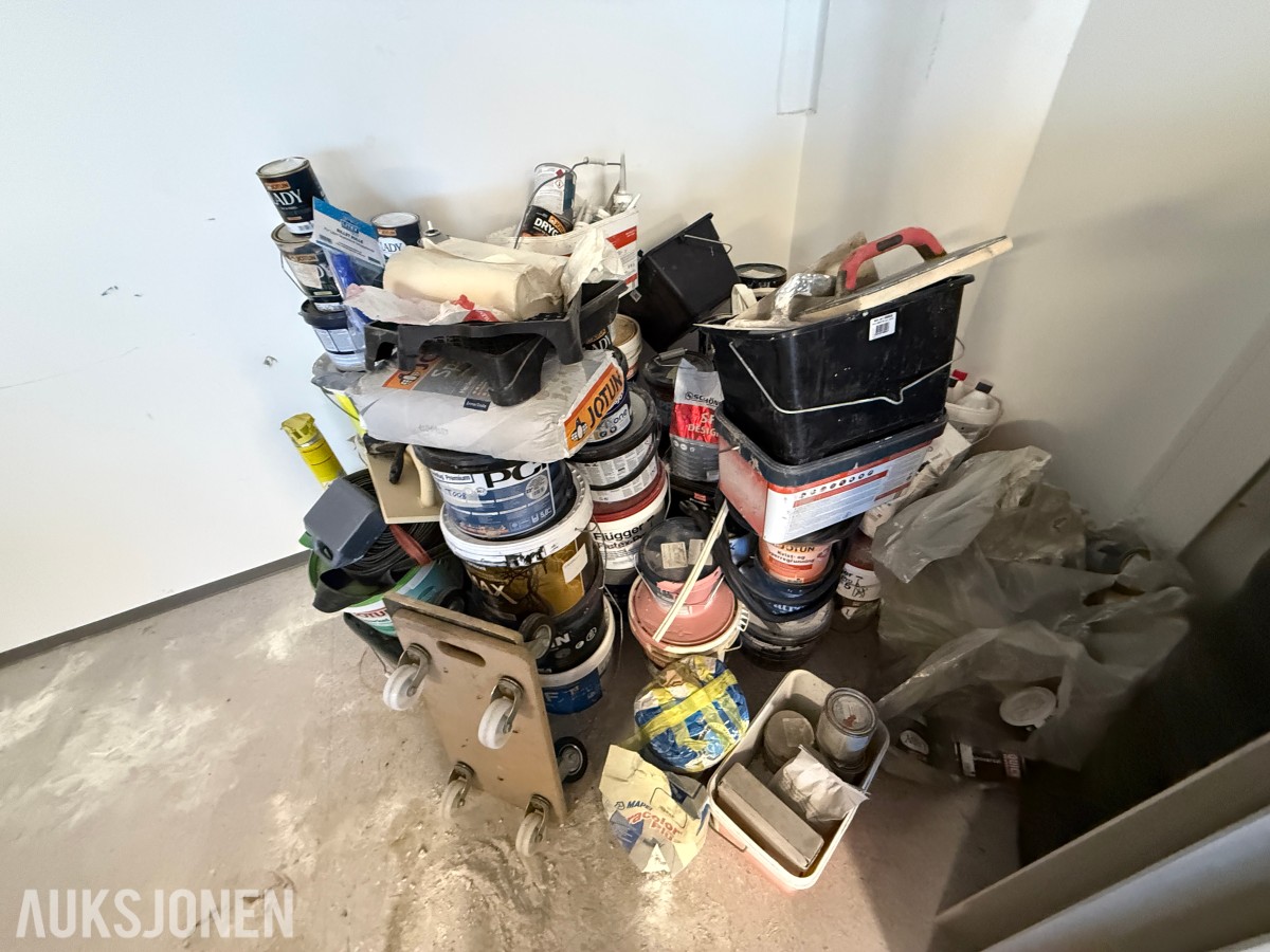 Parti med maling, byggkjemi og diverse utstyr