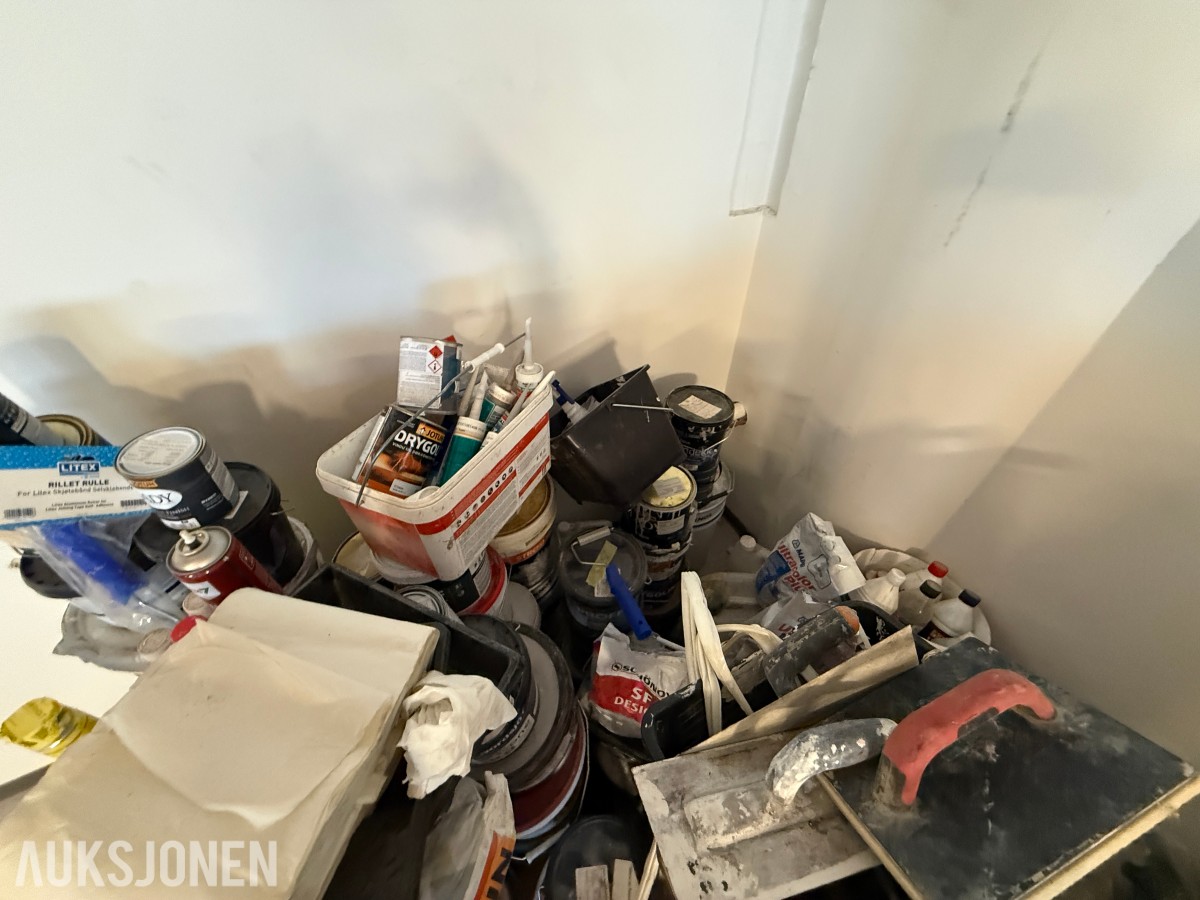 Parti med maling, byggkjemi og diverse utstyr