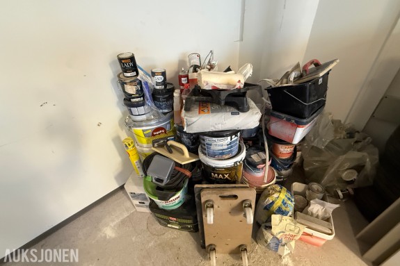 Parti med maling, byggkjemi og diverse utstyr