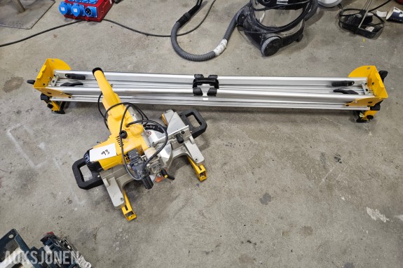 DeWalt DWS777-QS kapp- og gjærsag med trekk - 1800W - sagblad Ø216 mm - kappedybde 60 mm - med DeWalt DE7023 sagbukk
