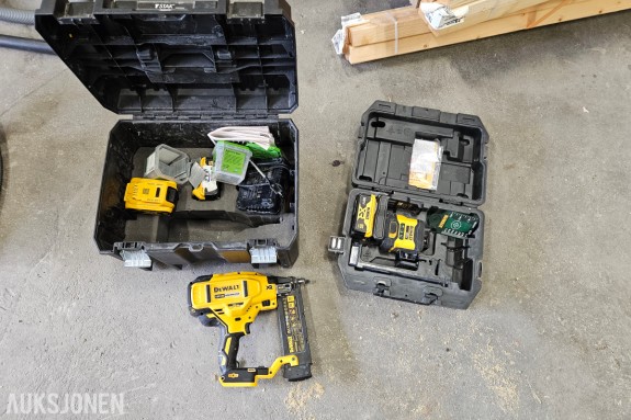 DeWalt 18V XR pakke - dykkertpistol DCN680 - grønn krysslinjelaser DCLE34031 - to 5,0 Ah batterier - lader
