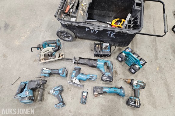 Stort Makita 18V verktøysett - DHR242 borhammer - DTW300 slagnøkkel - DHS680 sirkelsag - DJR187 bajonettsag - DJV181 stikksag - DDF485 drill - lader og batterier