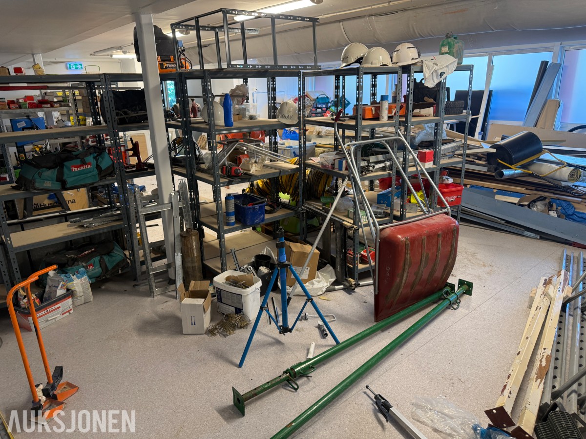 5 stk reoler med byggeutstyr, verktøy og festemateriell