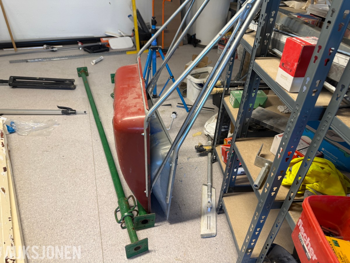 5 stk reoler med byggeutstyr, verktøy og festemateriell