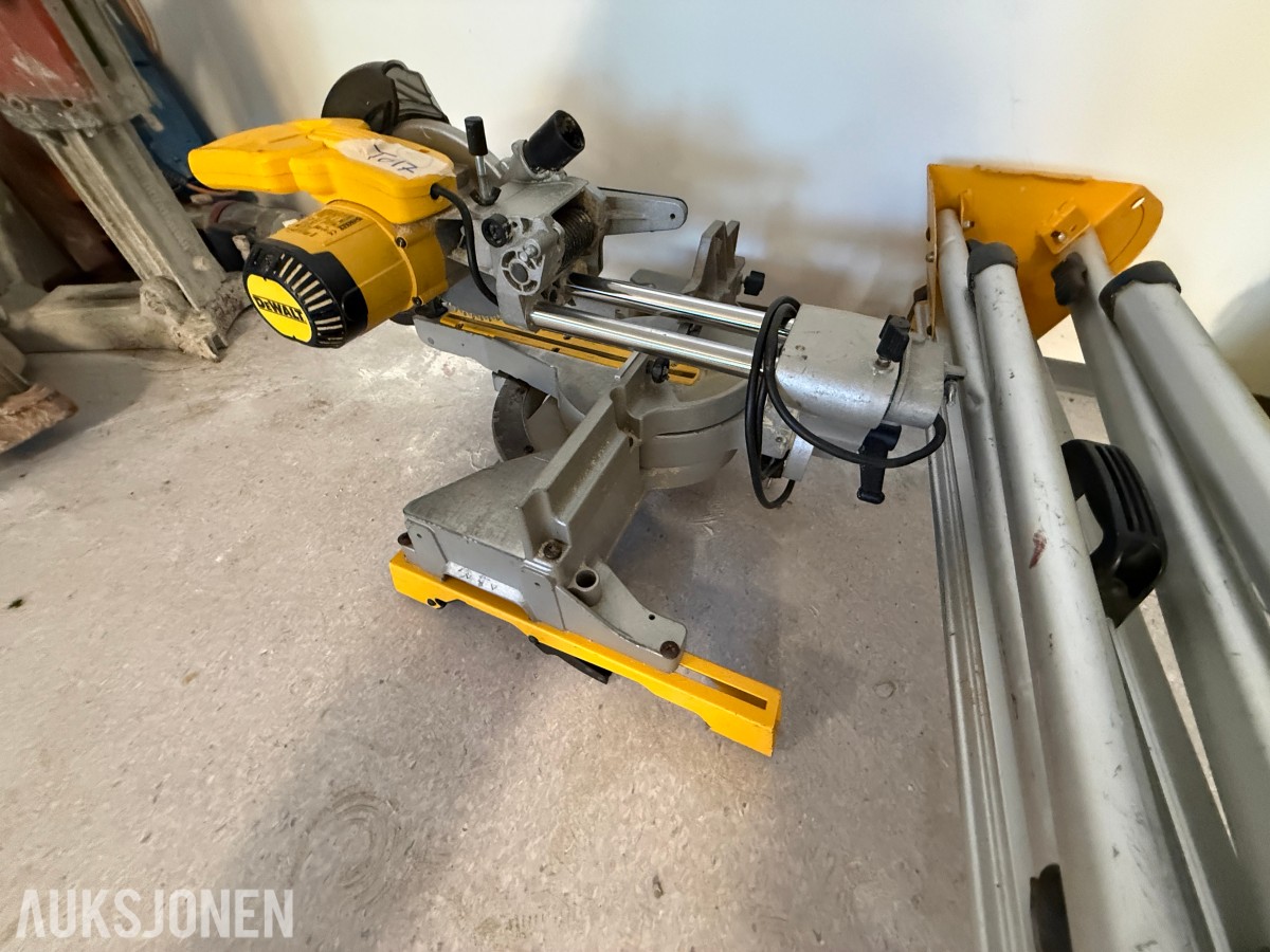 DeWalt kapp- og gjærsag med sagbord