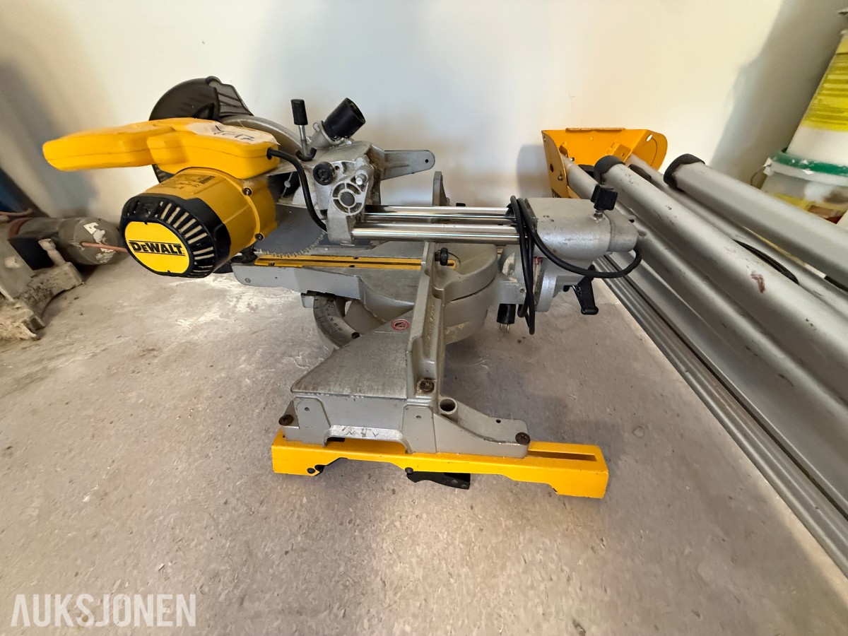 DeWalt kapp- og gjærsag med sagbord