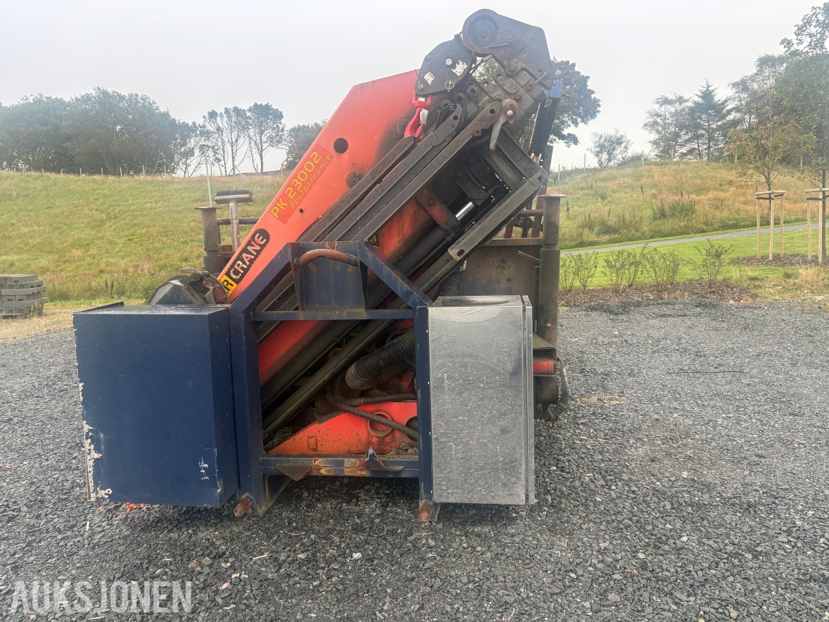 2009 krokflak med Palfinger PK23002 Performance kran