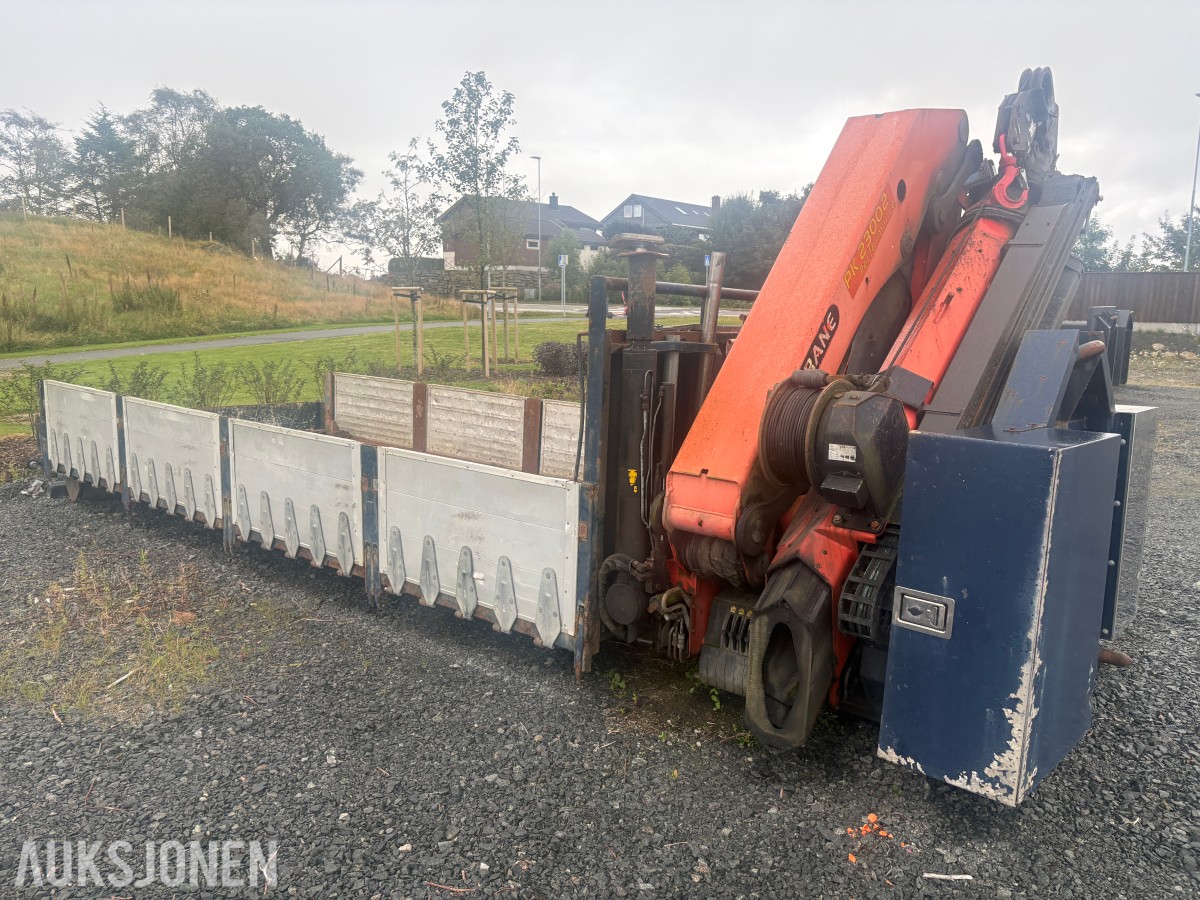 2009 krokflak med Palfinger PK23002 Performance kran