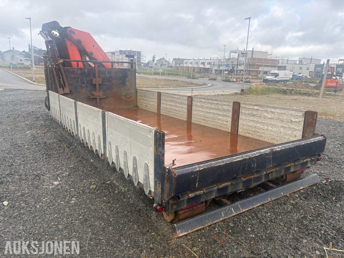 2009 krokflak med Palfinger PK23002 Performance kran