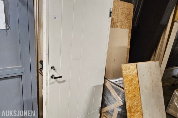 Brukt hvit dør - perlestaff-panel - komplett med vrider og låskasse - bredt dørblad cirka 100 cm