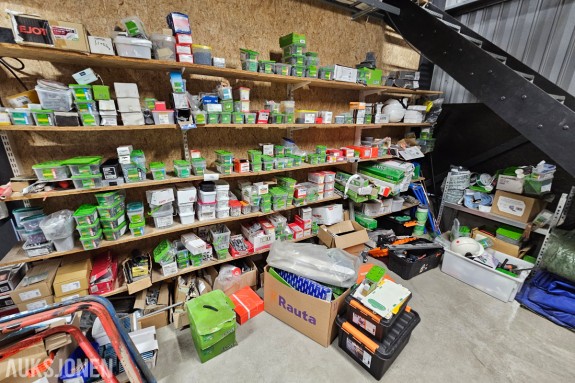 Stort parti festemateriell - skruer, spiker og plugger - ESSVE, MOTEK, Fischer og Hilti - profesjonell kvalitet