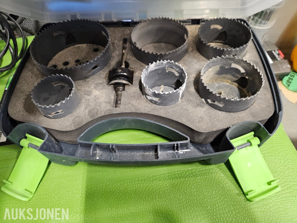 Samlet verkstedparti – håndverktøy, søyleboremaskin, spikerpistol, støvsuger m.m.