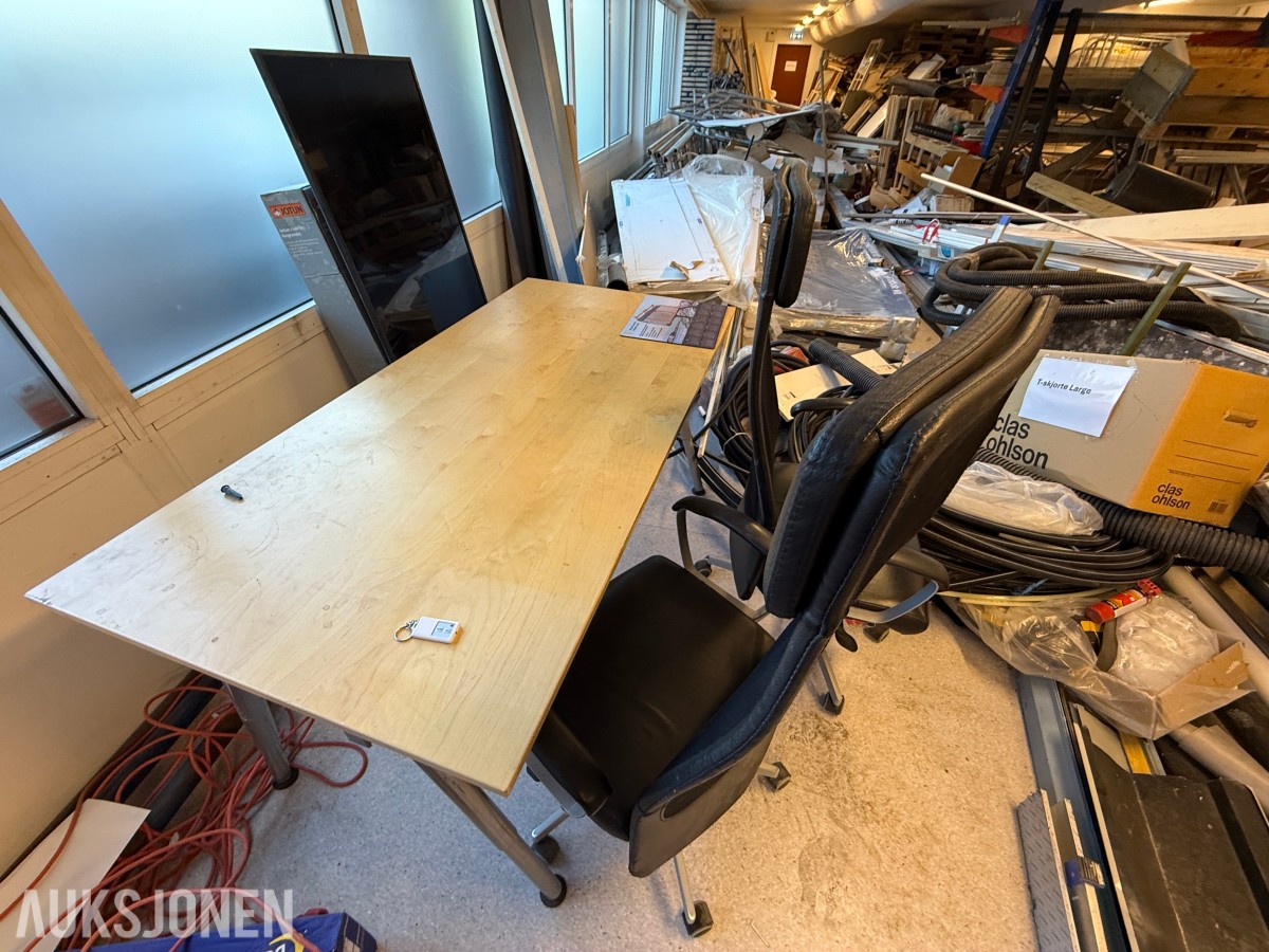 Møtebord med 2 kontorstoler