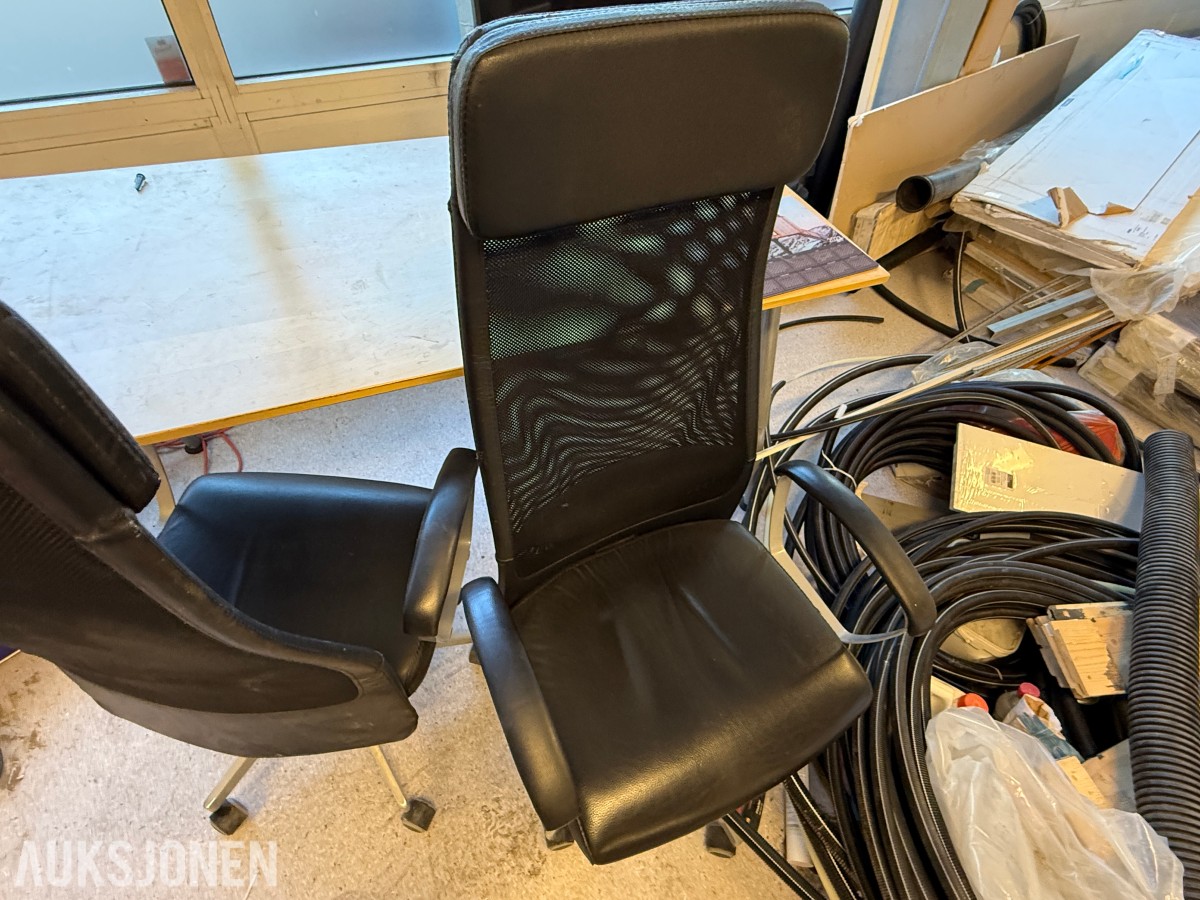 Møtebord med 2 kontorstoler
