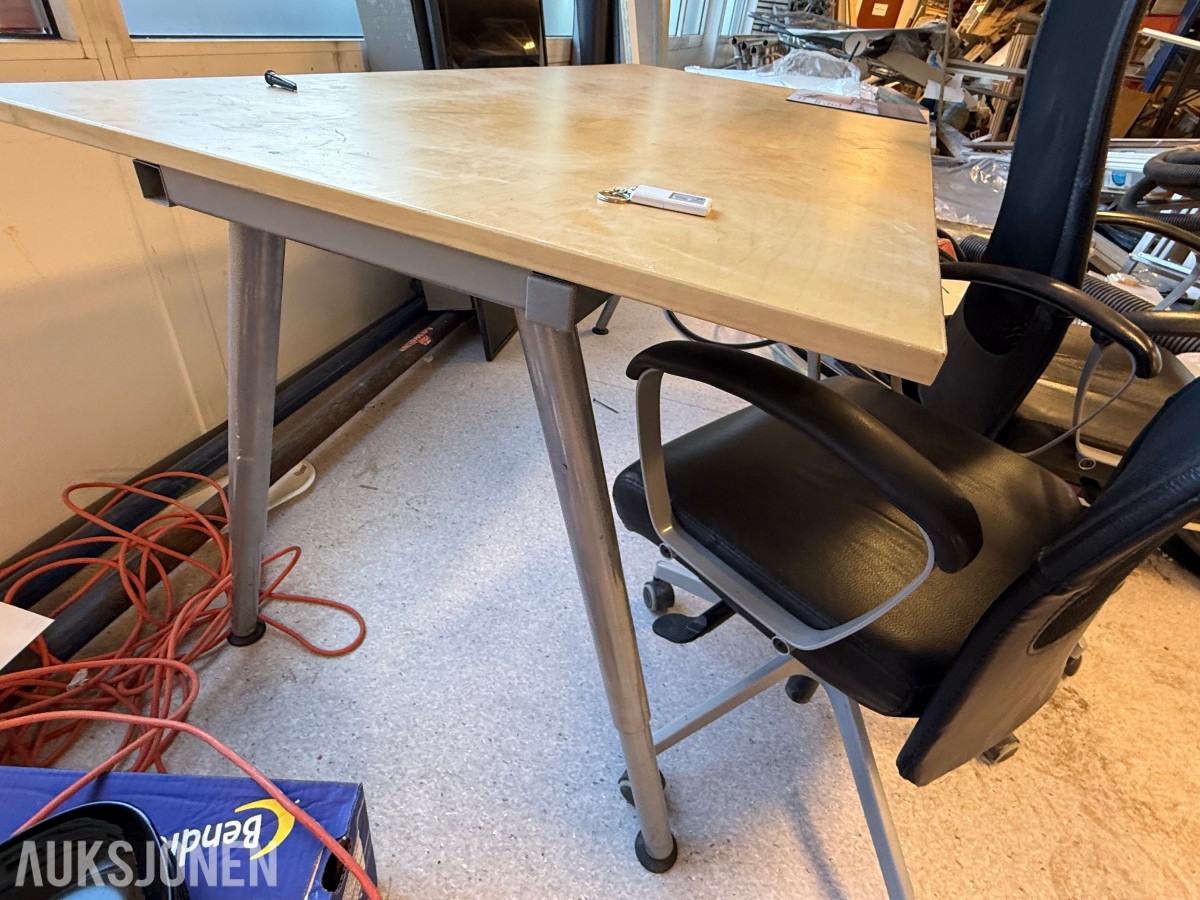 Møtebord med 2 kontorstoler