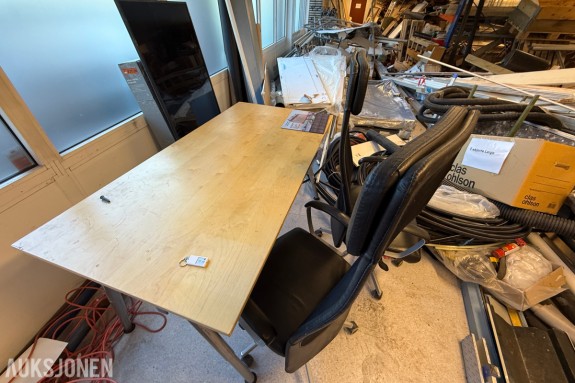 Møtebord med 2 kontorstoler