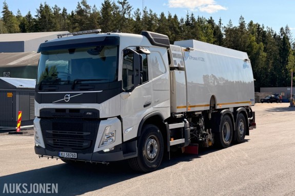 2023 Volvo FM 6x2 med Bucher XPowa V120t feieaggregat – kun 8 590 km / 468 timer
