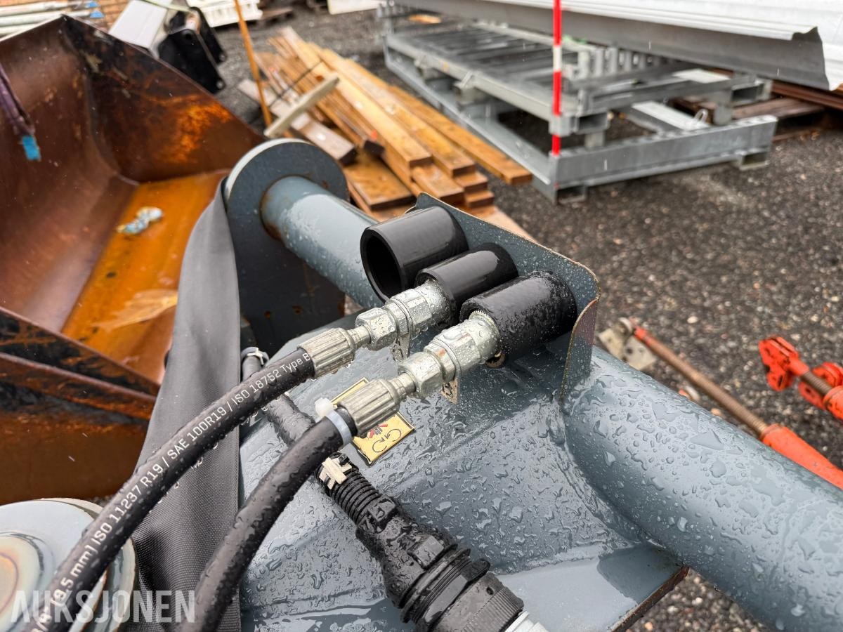 2013 Magni RTH 5.26 teleskoptruck, 2 472 t, personkurv, pallegafler, skuffe, jib og fjernkontroll