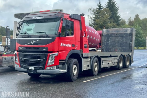 2017 Volvo FM 410 8x2 lastebil med OMARS transport-/planpåbygg - Hydraulisk kjørebru - Km: 119 344