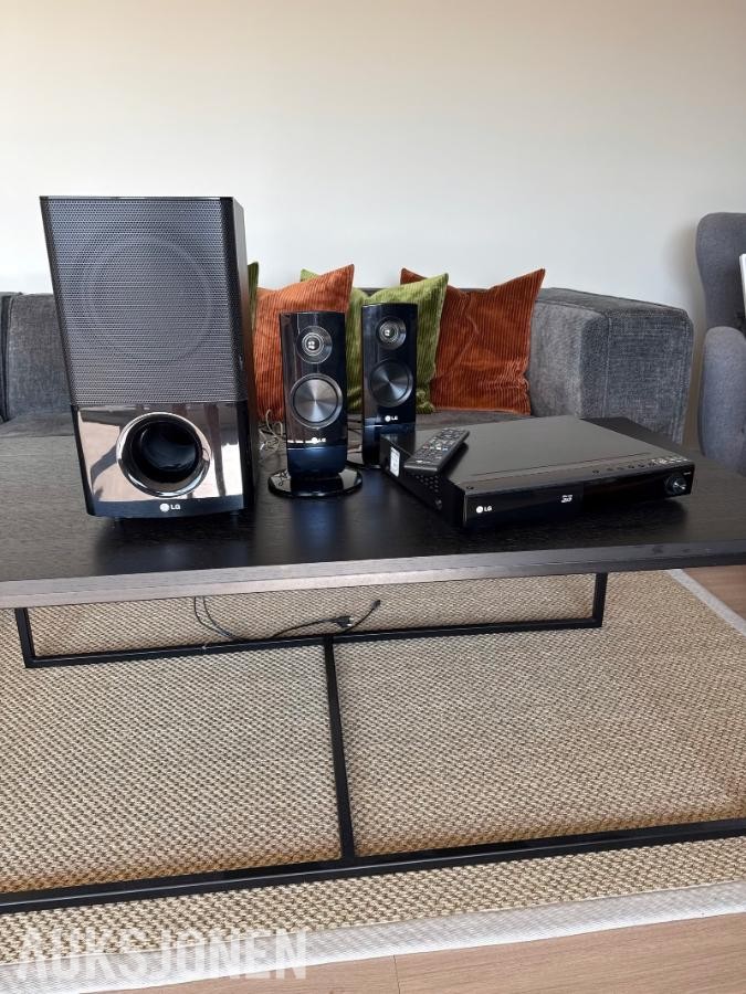 2020 LG hjemmekinoanlegg med subwoofer og høyttalere