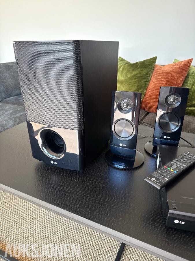 2020 LG hjemmekinoanlegg med subwoofer og høyttalere