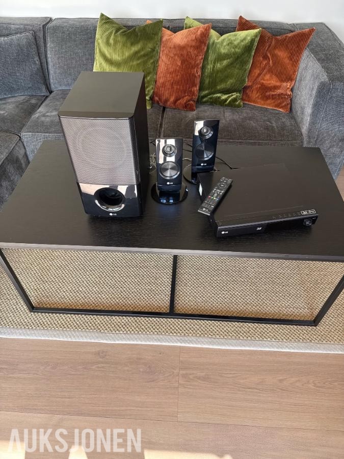 2020 LG hjemmekinoanlegg med subwoofer og høyttalere