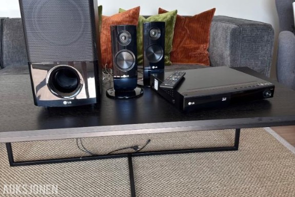 2020 LG hjemmekinoanlegg med subwoofer og høyttalere