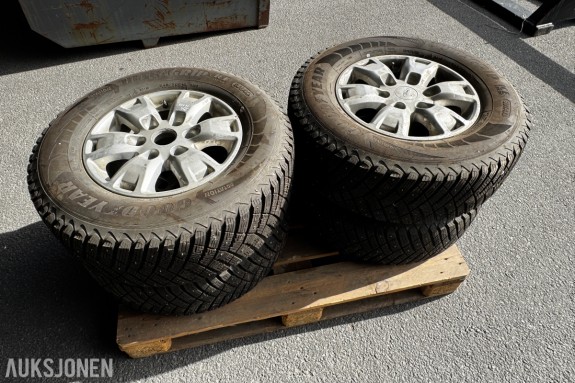1 sett med piggdekk på felg 245/70R16 - Stått på Ford Ranger 