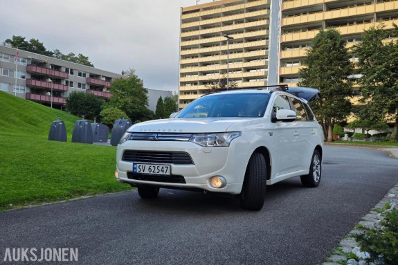 2014 Mitsubishi OUTLANDER PHEV 2.0 121hk 4WD automat s+v dekk hengerfeste soltak eu ok 09.2027 130300km
