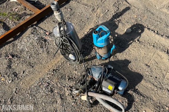 Parti med 3 pumper - Grundfos Unilift AP35 rustfri dykkpumpe - Elpumps JPV800 trykkpumpe - trykkbryter og sugeslange
