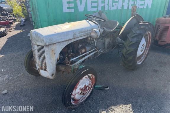 Ferguson TE Traktor - bensinmotor - trepunkts hydraulisk løft - to frontlykter - bakdekk 12.4/11-28