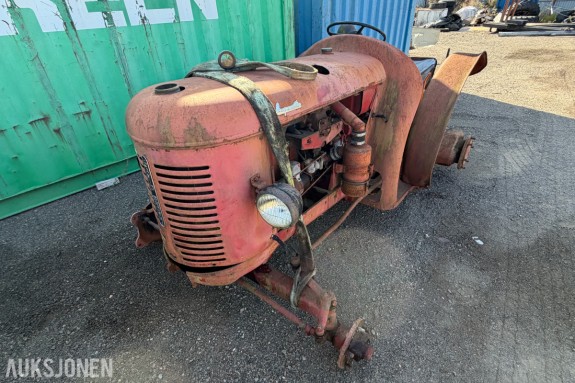 David Brown Cropmaster veterantraktor - firesylindret bensinmotor - trepunktsoppheng og kraftuttak - dobbeltsete