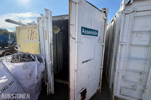 20-fots lagercontainer med innhold - stålreoler og arbeidsbenk - el-tavle og ventilasjon - rørdeler og sprinklerkoblinger - rustfrie sluseventiler