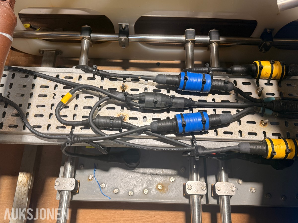 Applied Acoustics AA252 undervanns seismisk boomer med HVC3000 kabler