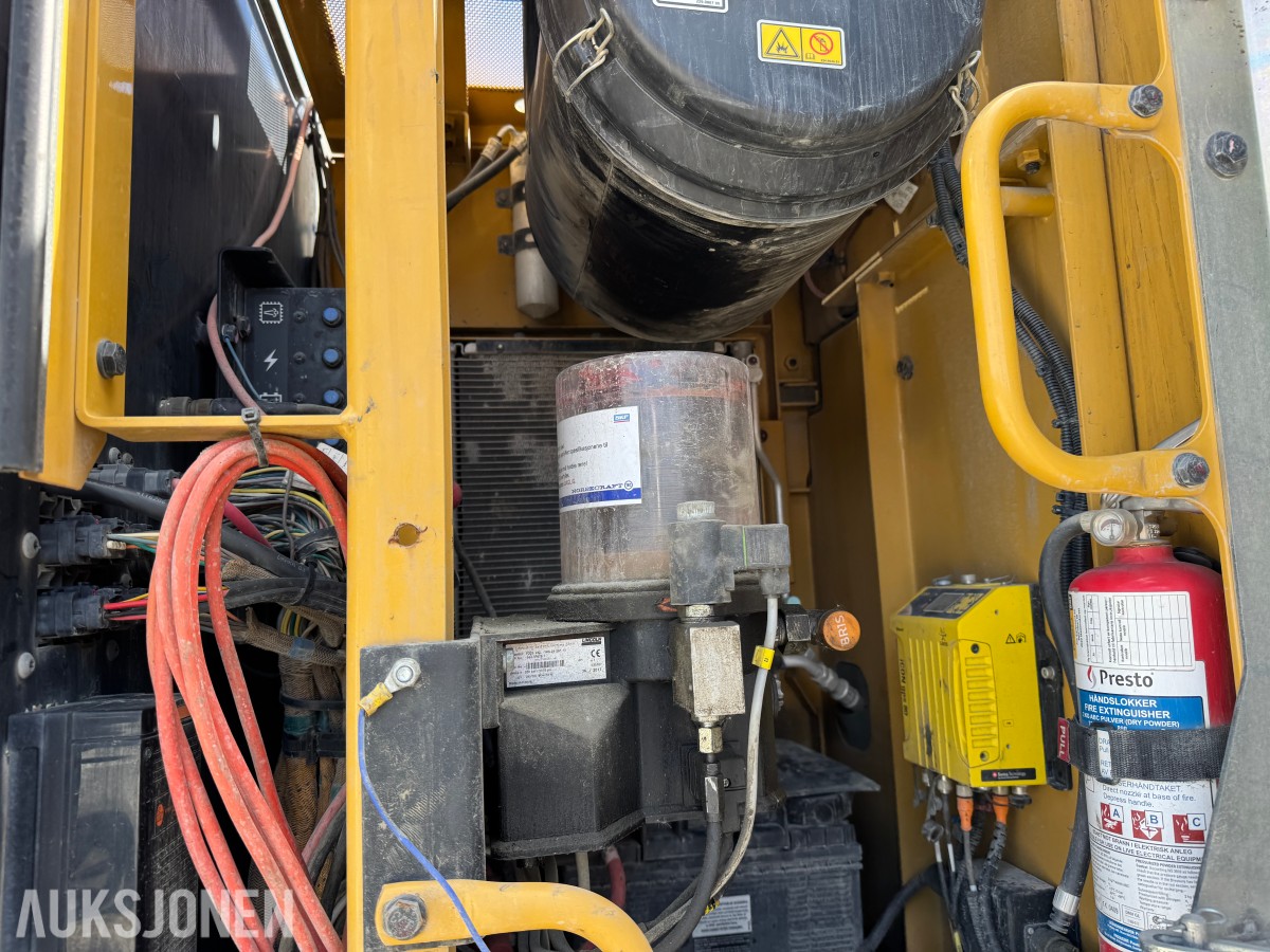 Cat 330F L MED BORERIGG OG SPUNTEAGGREGAT