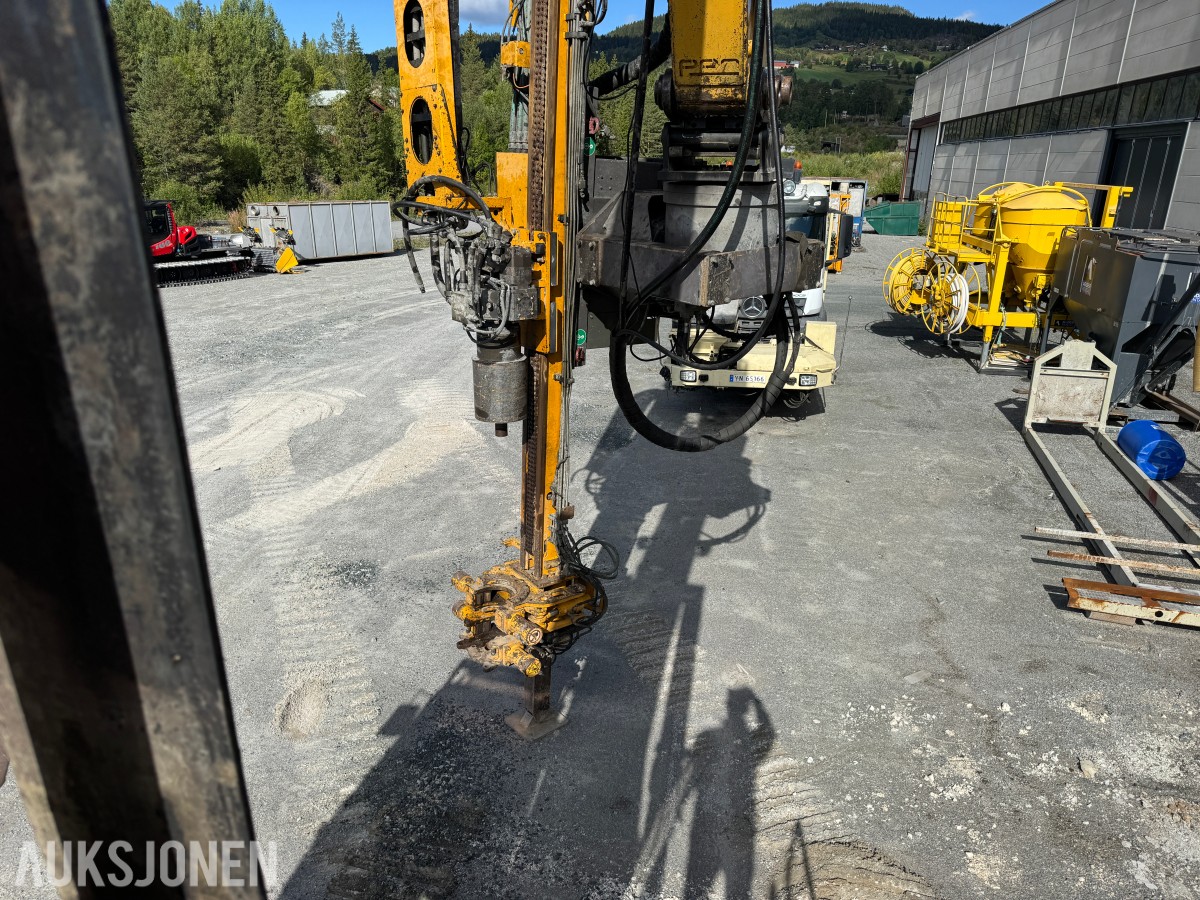 Cat 330F L MED BORERIGG OG SPUNTEAGGREGAT