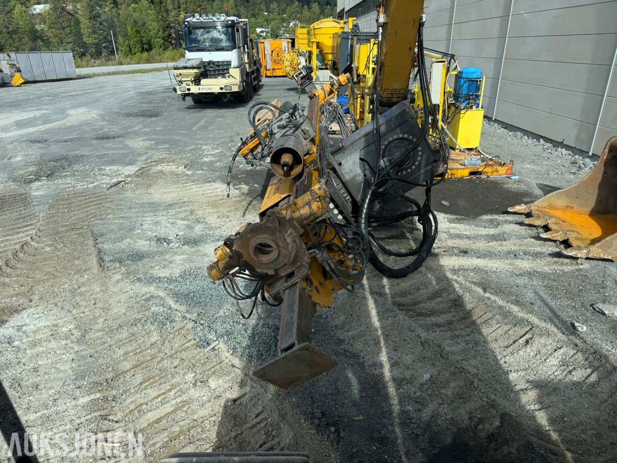 Cat 330F L MED BORERIGG OG SPUNTEAGGREGAT