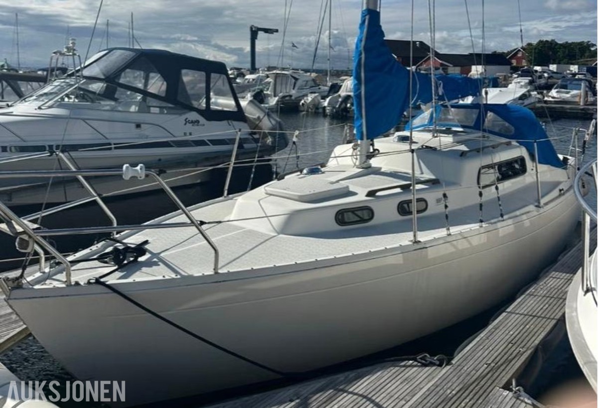 Albin Vega 27fots seilbåt med ny 6hk motor