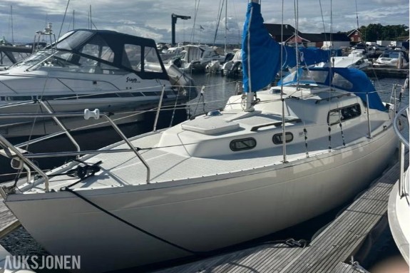 Albin Vega 27fots seilbåt med ny 6hk motor