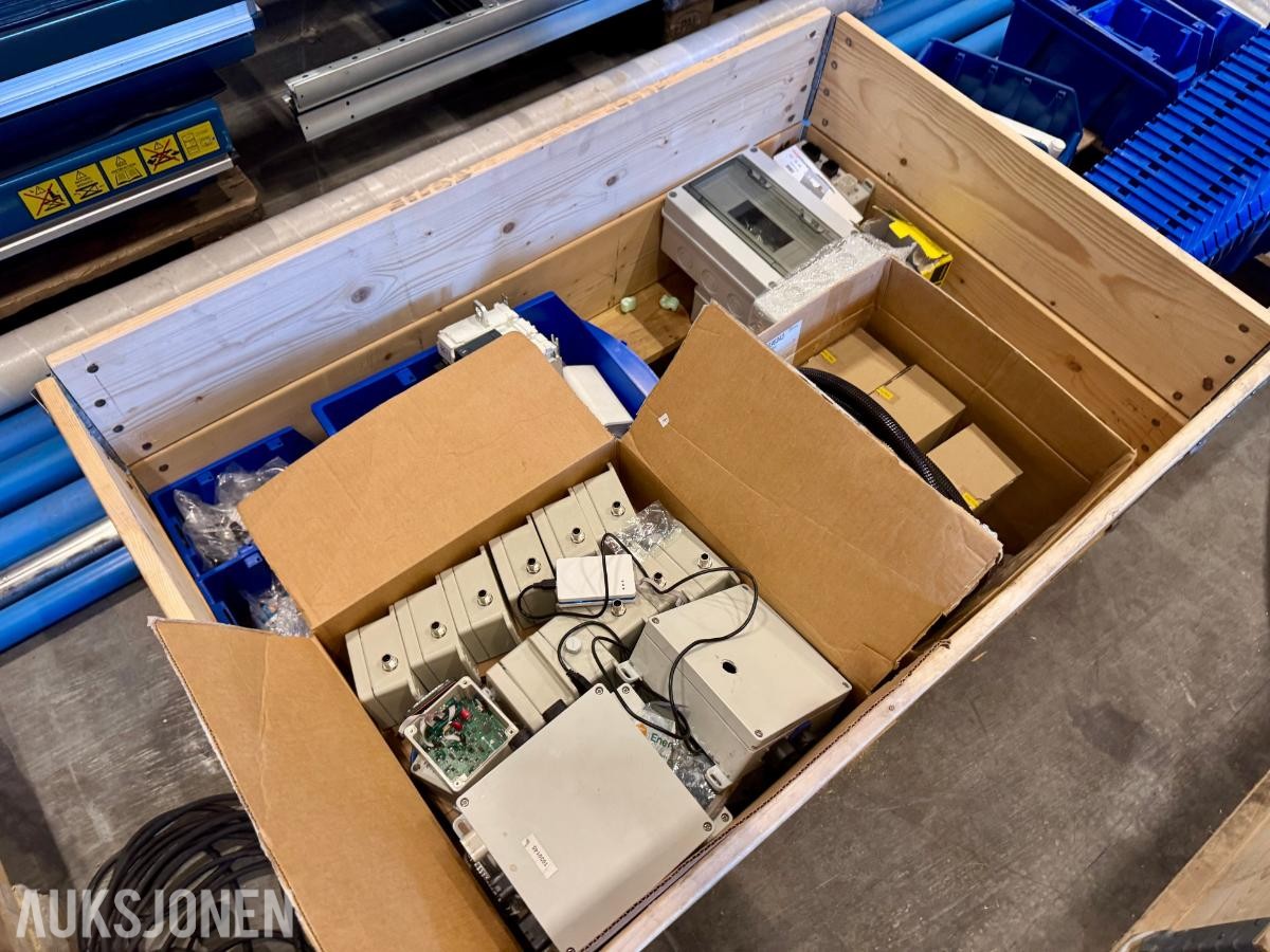 Pall med diverse elektriske komponenter.