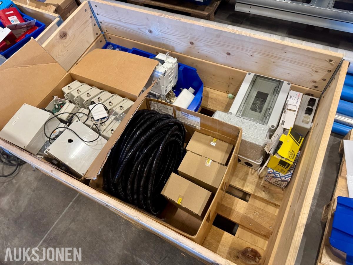 Pall med diverse elektriske komponenter.