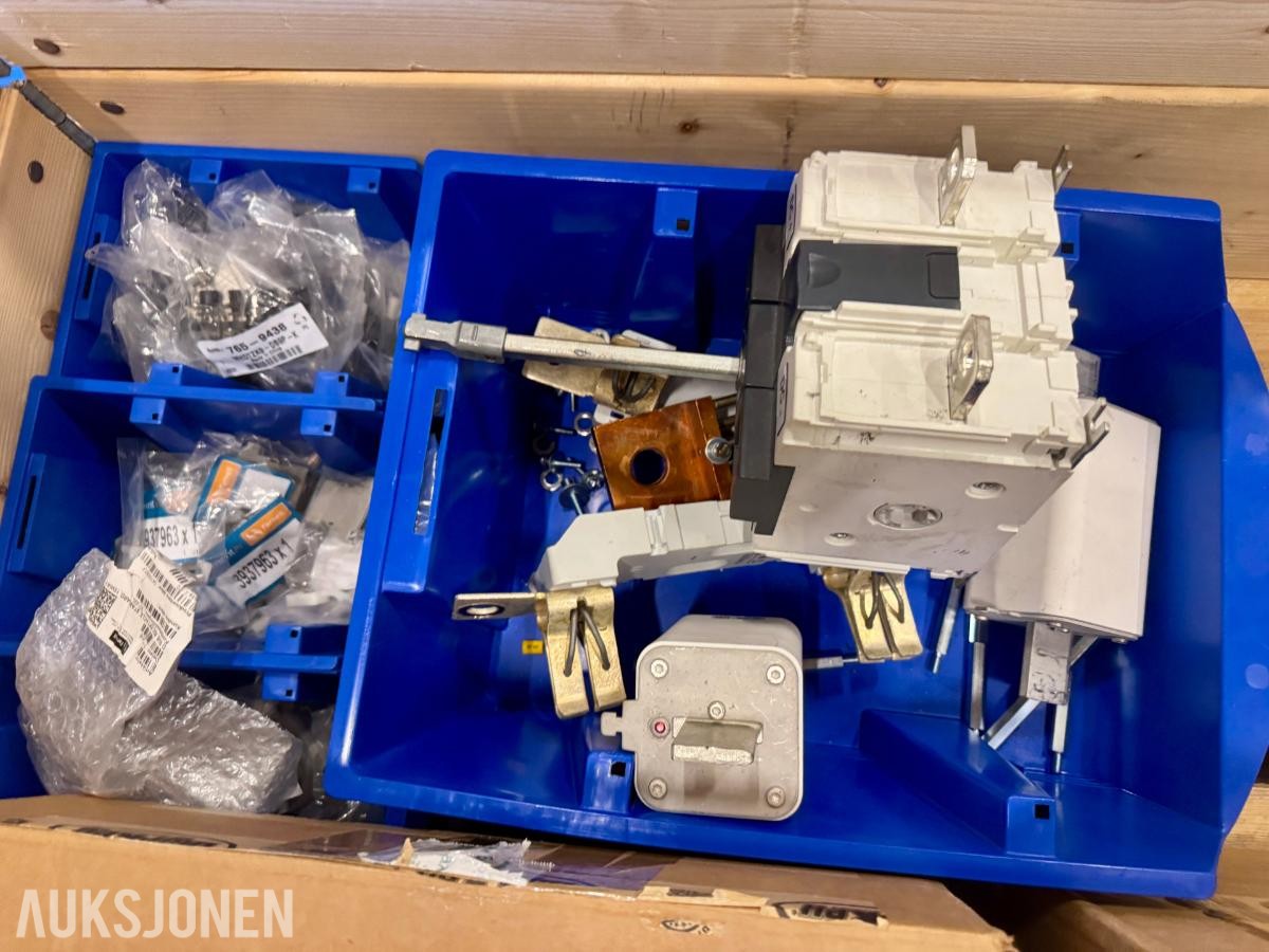 Pall med diverse elektriske komponenter.