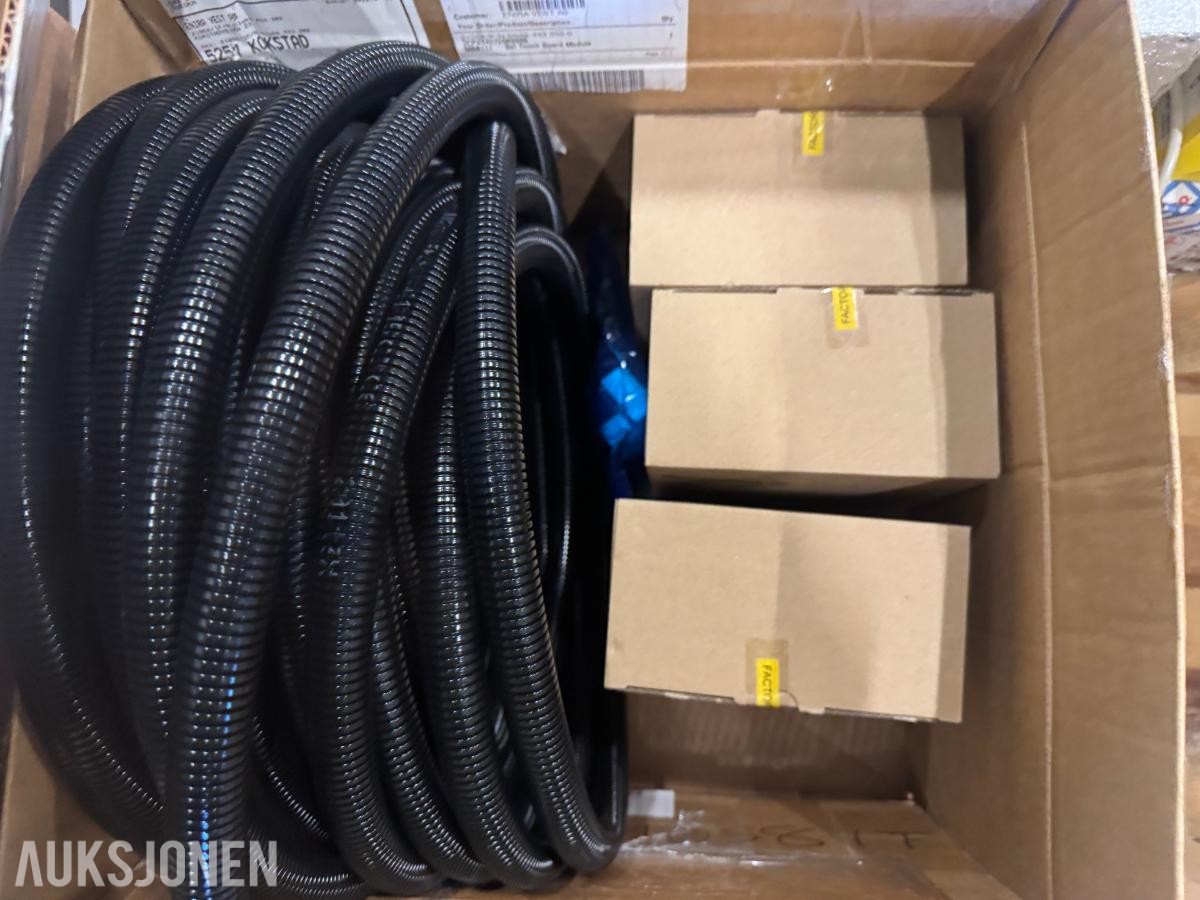 Pall med diverse elektriske komponenter.