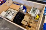 Pall med diverse elektriske komponenter.