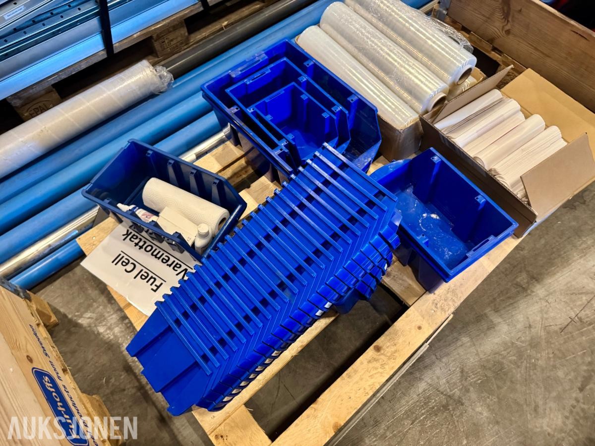 Palle med blå plastkasser  og plaststrekkfilm