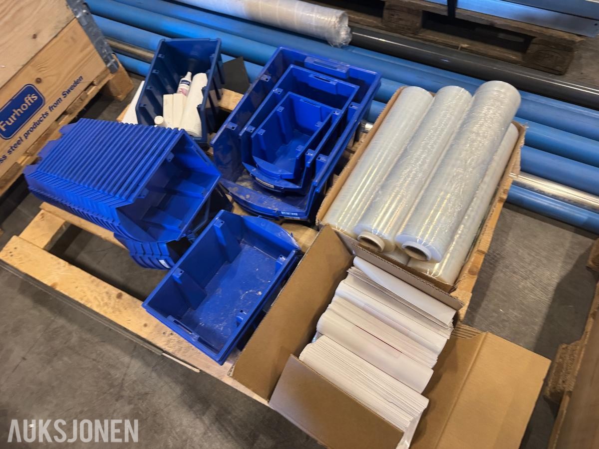 Palle med blå plastkasser  og plaststrekkfilm