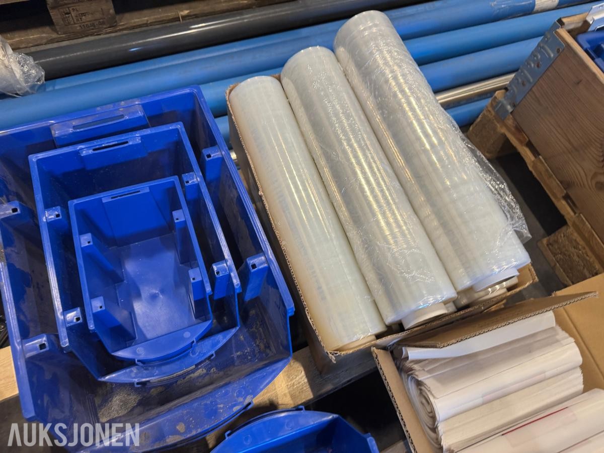 Palle med blå plastkasser  og plaststrekkfilm